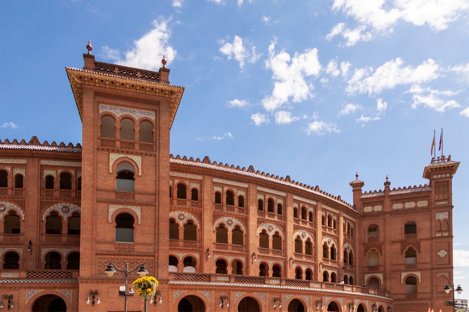 Vista exterior de una plaza de toros en España