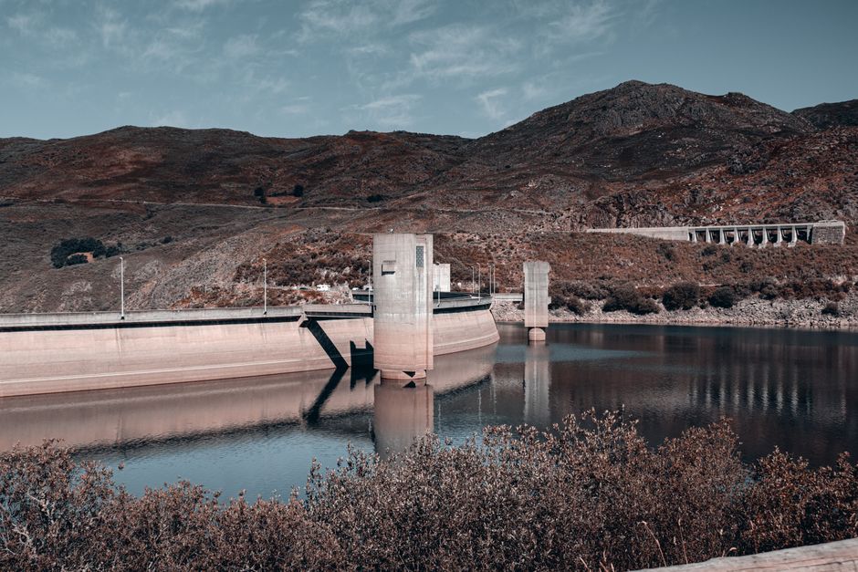 Paisaje de un embalse con presa en entorno montañoso