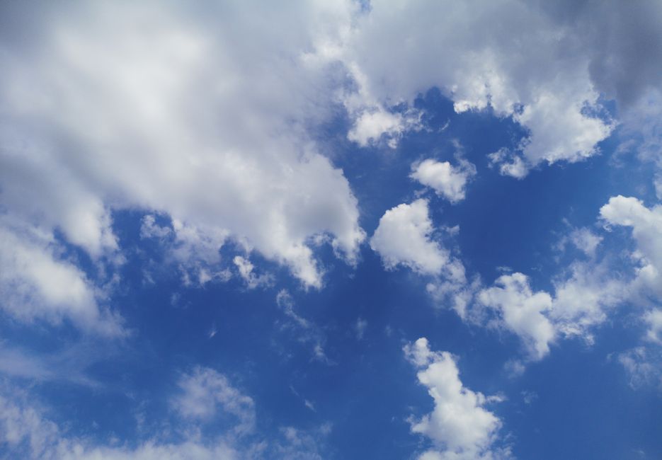 Cielo parcialmente nuboso en un día de verano