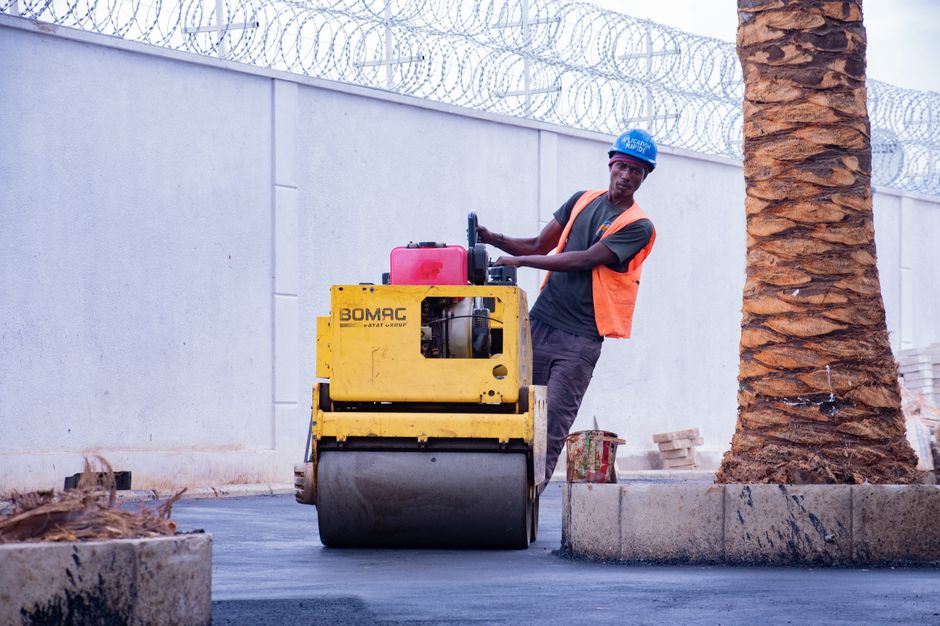 Operarios realizando trabajos de renovación en el pavimento urbano