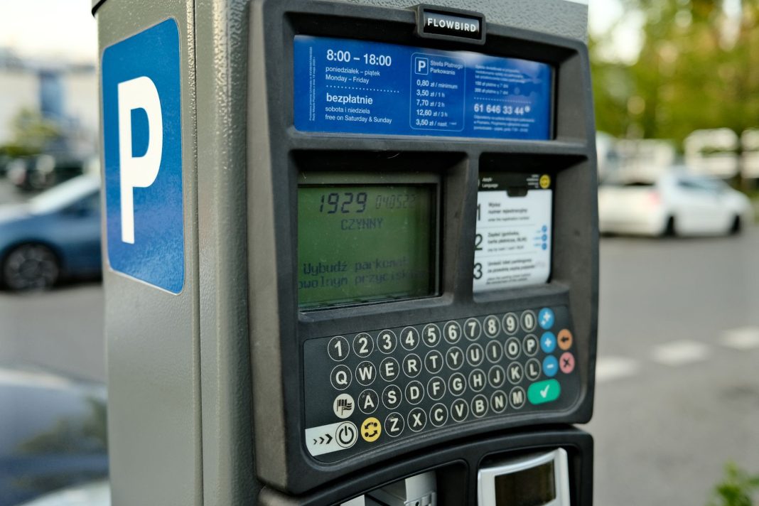 Parquímetro digital de zona de estacionamiento regulado en una calle.