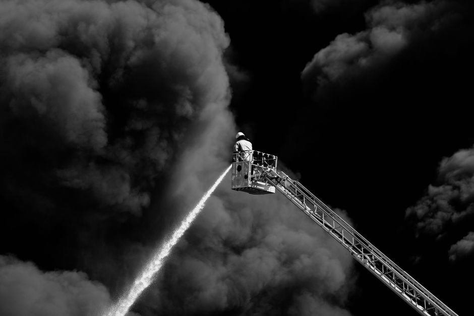 Operativo de extinción de incendios forestales trabajando de noche en zona boscosa