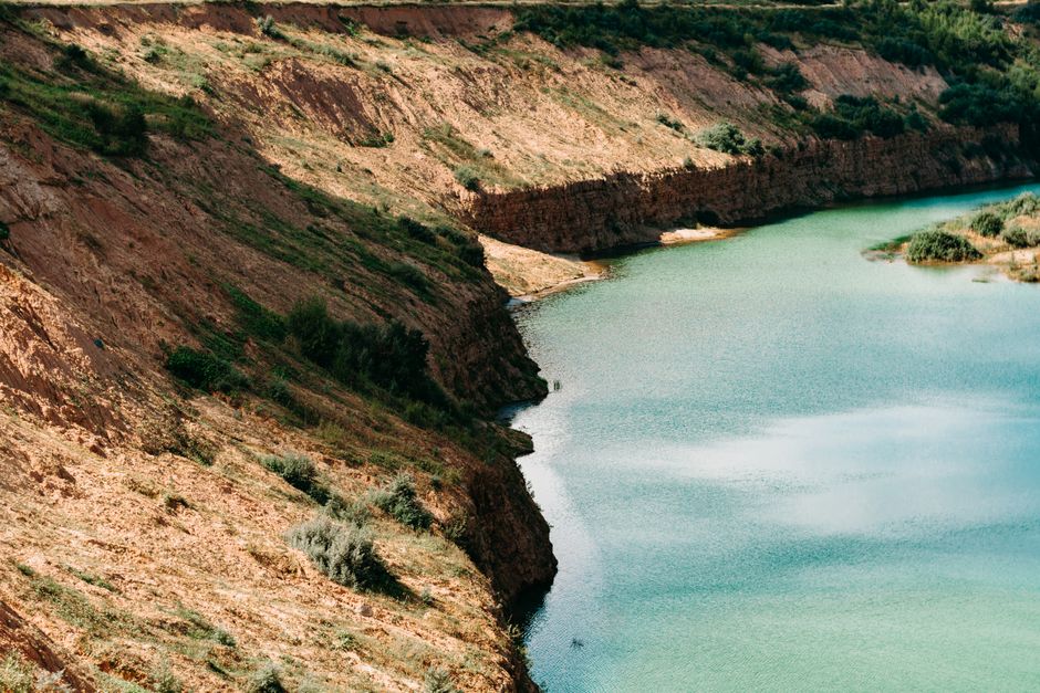 Vista de un cañón natural con río y formaciones rocosas