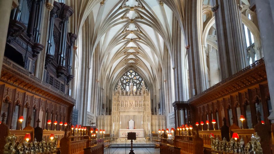 Interior de catedral gótica con nave central y columnas, similar a la Catedral de Cuenca
