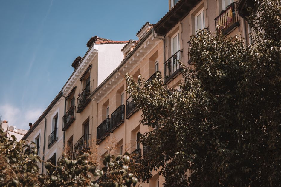 Edificios residenciales en un barrio urbano, imagen ilustrativa de viviendas en Azuqueca de Henares