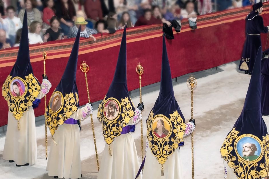 Celebración festiva tradicional con procesión en una localidad española