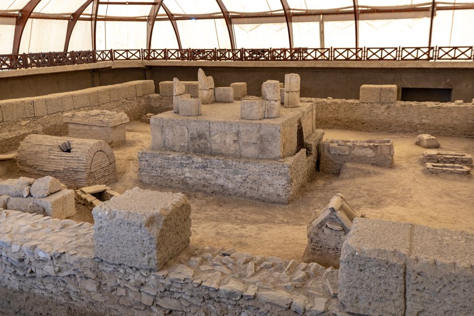 Vista de un yacimiento arqueológico romano con estructuras de piedra excavadas