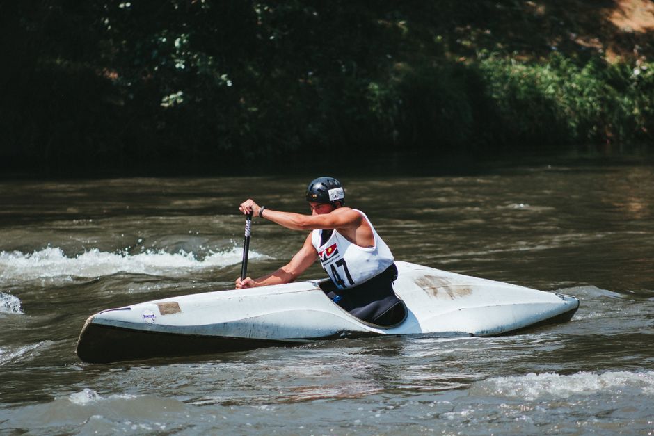 Piragüista en aguas tranquilas durante una competición deportiva
