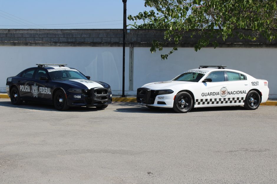Vehículo patrulla híbrido de la Policía Local en entorno urbano