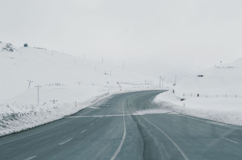 Carretera cubierta de granizo tras una intensa granizada