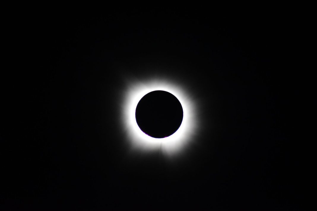 Corona solar visible durante un eclipse total de Sol.