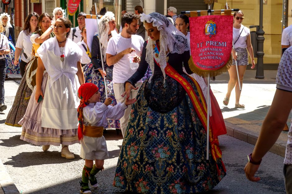 Celebración con personas mayores en un pueblo español