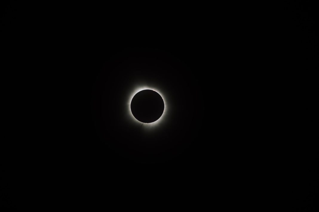 Silueta de la Luna recortada sobre el disco solar durante un eclipse.