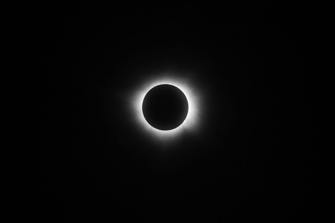 Eclipse solar fotografiado en blanco y negro.