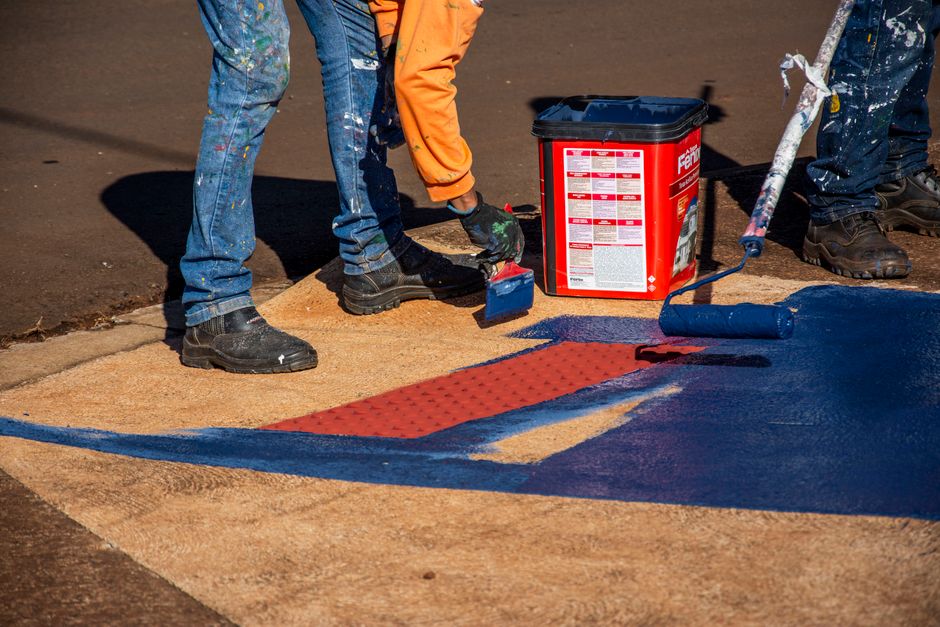 Trabajadores realizando labores de mantenimiento en instalaciones municipales