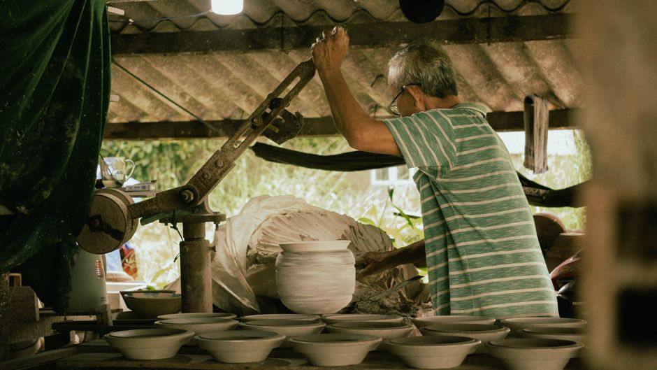 Taller de artesanía tradicional con productos elaborados a mano