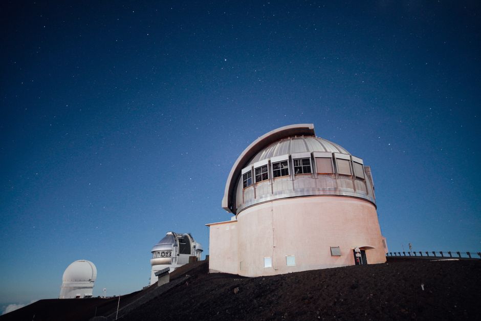 Niños dentro de un planetario móvil aprendiendo sobre astronomía y el sistema solar