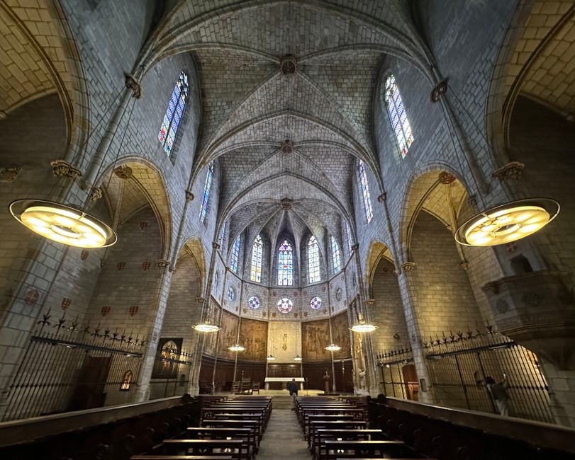Interior de catedral medieval española con bóvedas de piedra