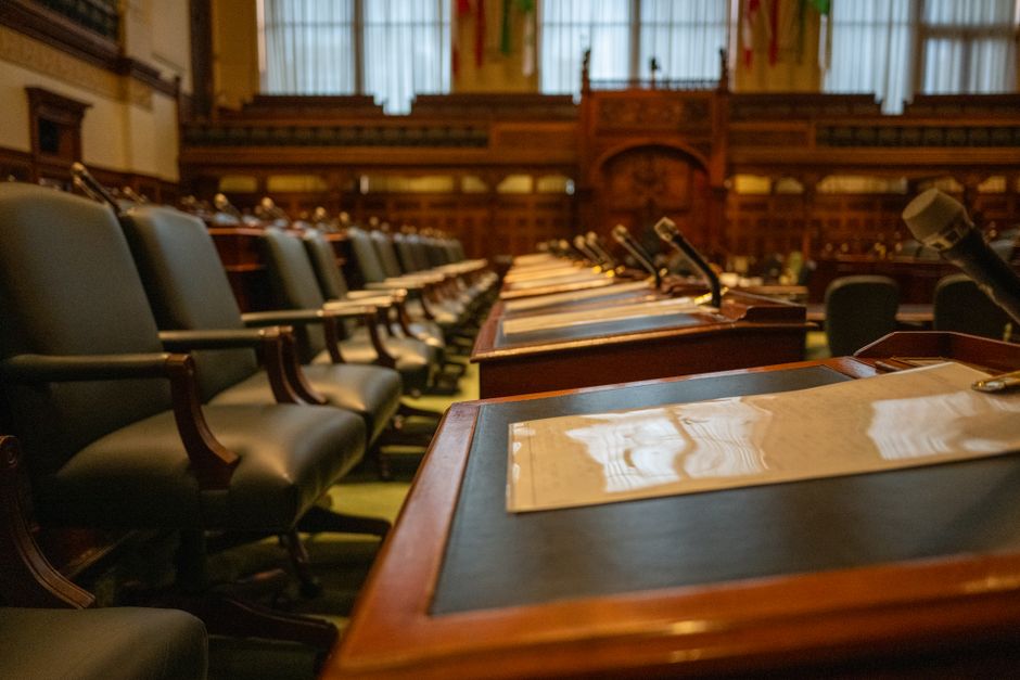 Vista general de un hemiciclo vacío con escaños ordenados