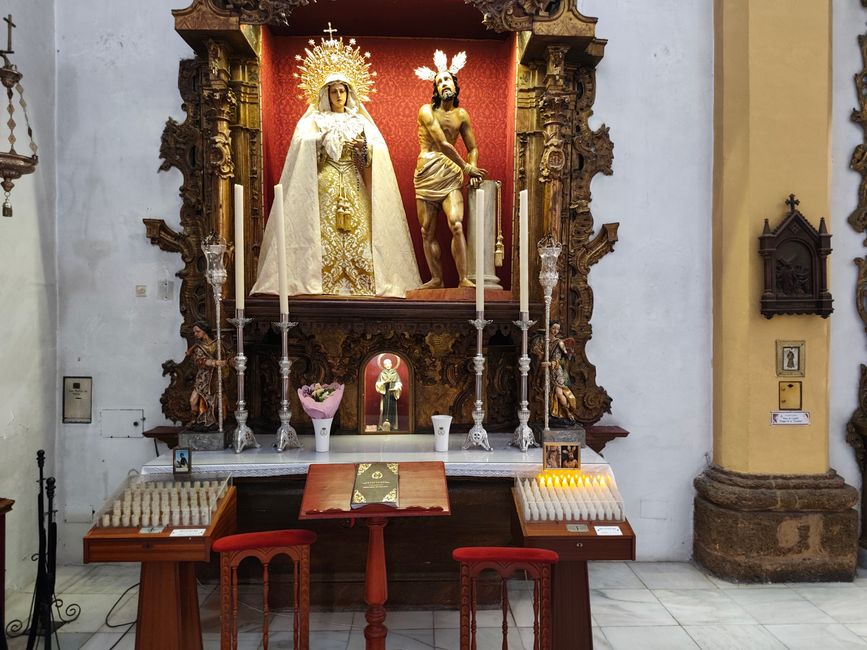 Interior de una iglesia con altar y decoración religiosa