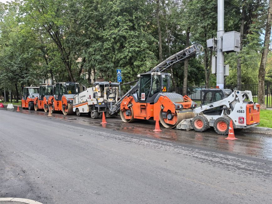 Obras de pavimentación y saneamiento en una calle urbana con conos de señalización