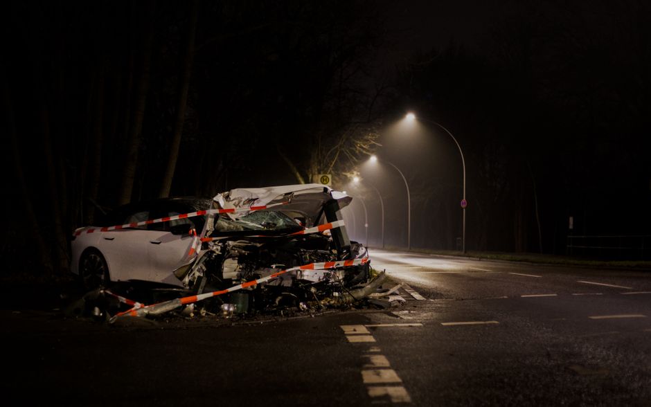 Vehículos de emergencia en una autovía española tras un accidente de tráfico