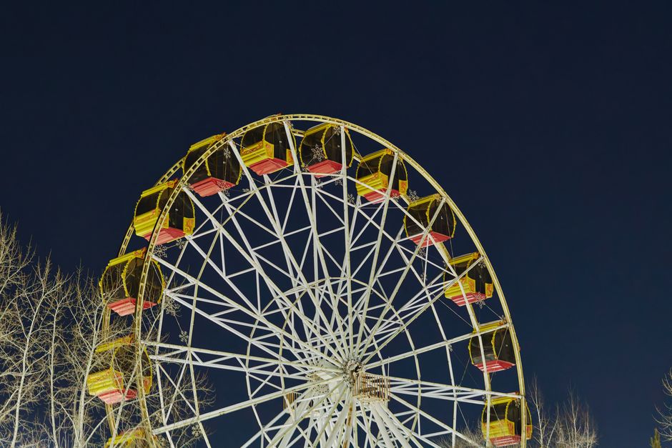 Recinto ferial iluminado durante las fiestas populares de verano en una ciudad española