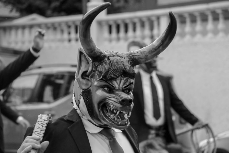 Encierro de toros por las calles de un pueblo español durante las fiestas patronales