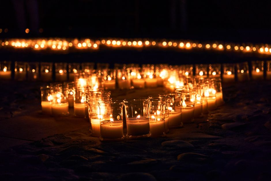 Calle iluminada con velas en un barrio histórico español durante la noche