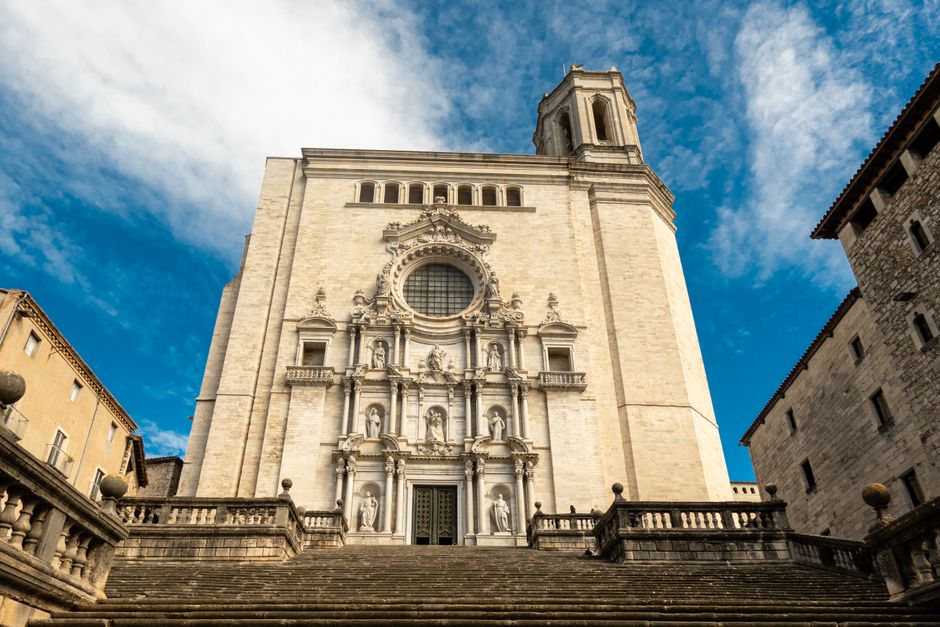 Fachada de una iglesia histórica en un municipio español