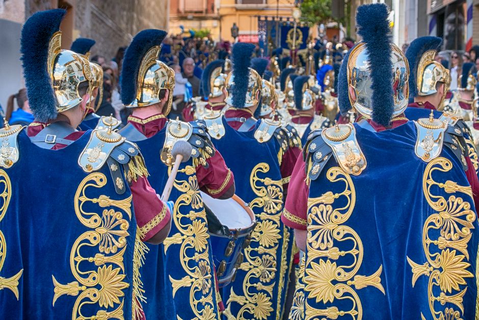Recreación histórica con vestuario medieval en plaza de pueblo español