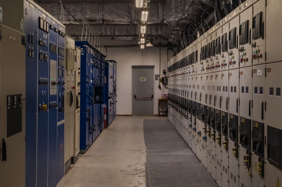 Cuadro eléctrico con interruptores en una instalación técnica