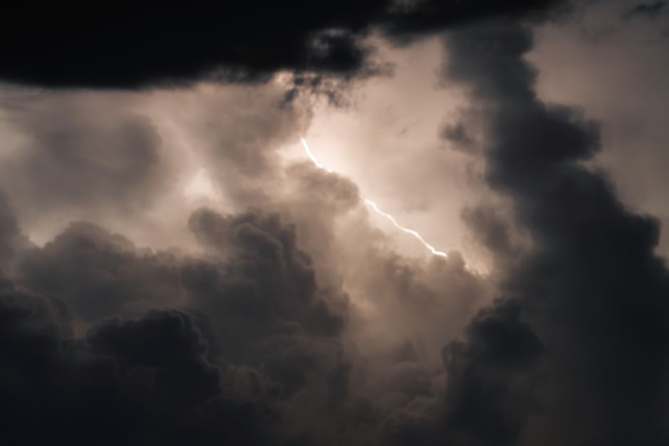 Nubes de tormenta oscuras sobre el cielo