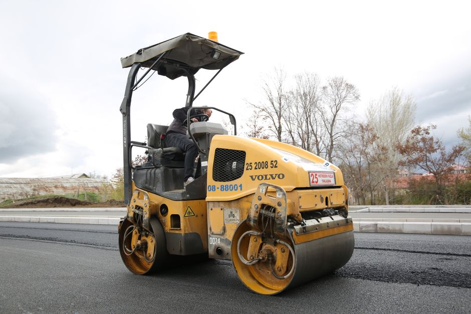 Obras de refuerzo y asfaltado en una carretera provincial