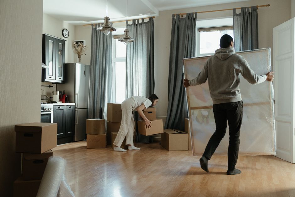 Jóvenes amueblando su primera vivienda en Albacete