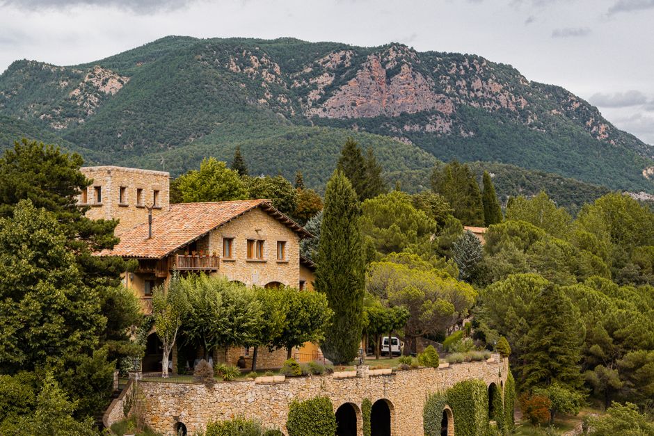 Vista de un pueblo rural de arquitectura tradicional en España
