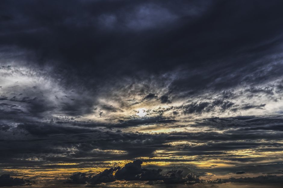 Cielo tormentoso con nubes oscuras sobre paisaje castellano-manchego