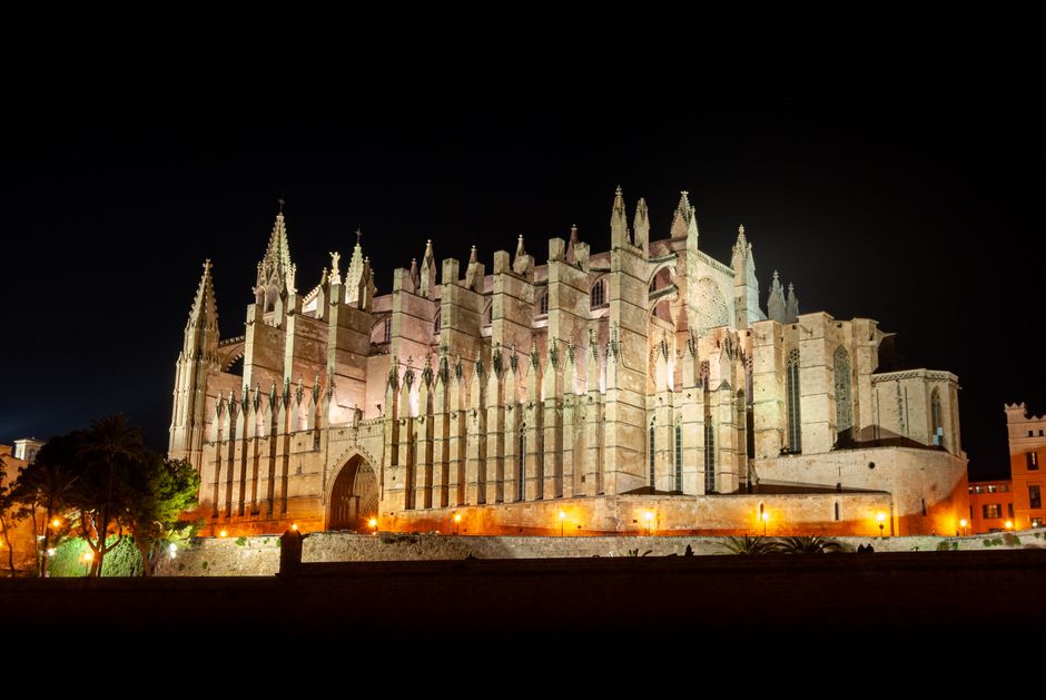 Edificio histórico iluminado por la noche con tecnología LED artística