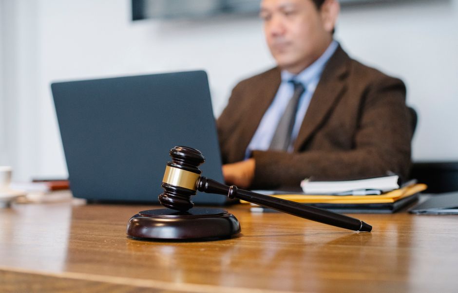 Mazo de juzgado simbolizando resolución judicial en procedimientos de reclamación de deudas