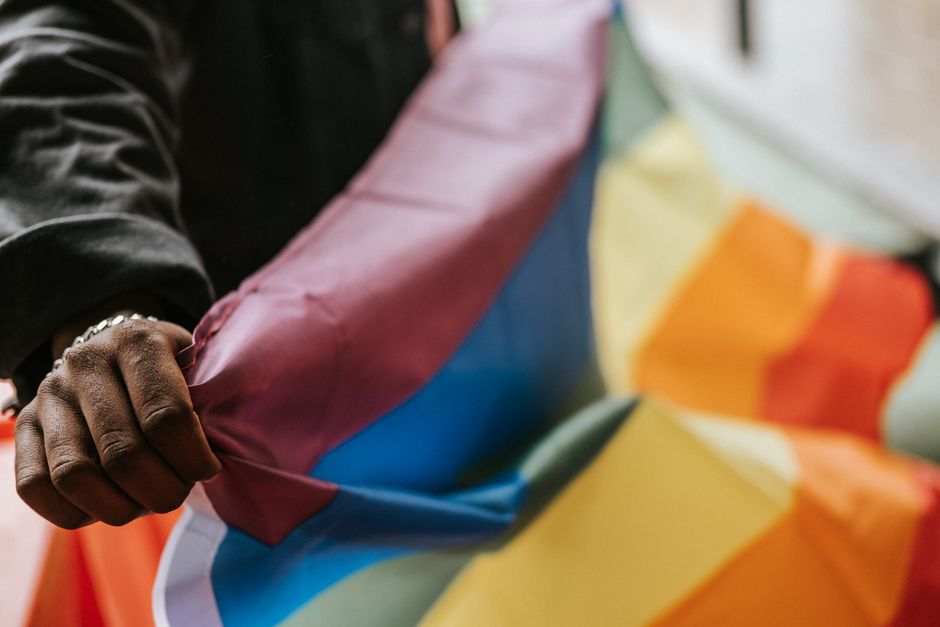 Imagen de apoyo comunitario y diversidad en un entorno urbano
