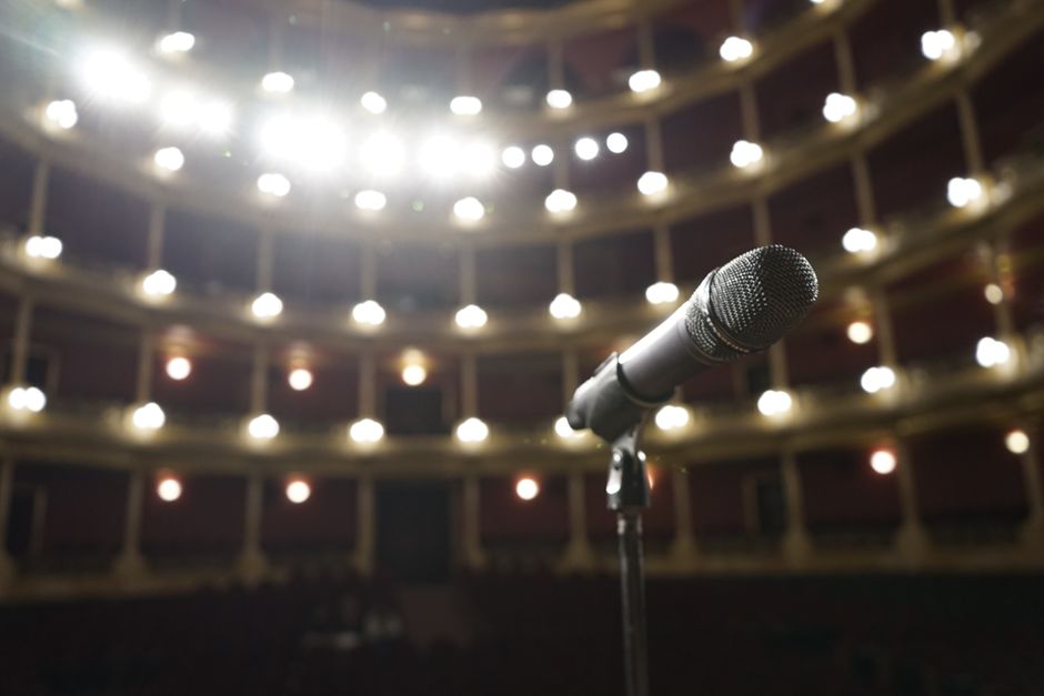 Escenario teatral con iluminación nocturna preparado para un espectáculo en directo