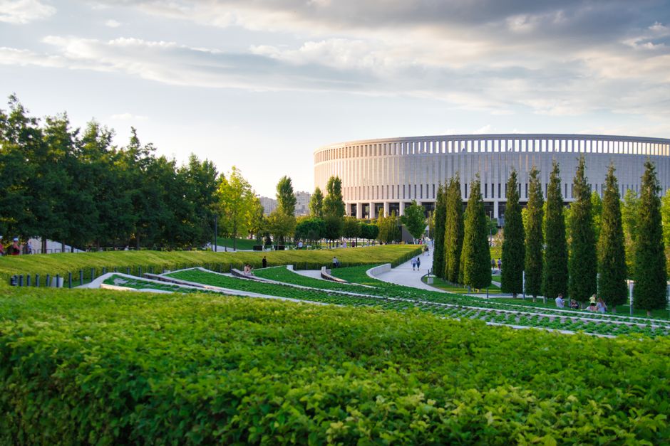 Parque urbano con zonas ajardinadas y espacios verdes