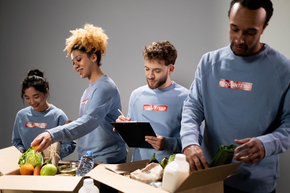 Voluntarios de entidades sociales atendiendo a personas necesitadas