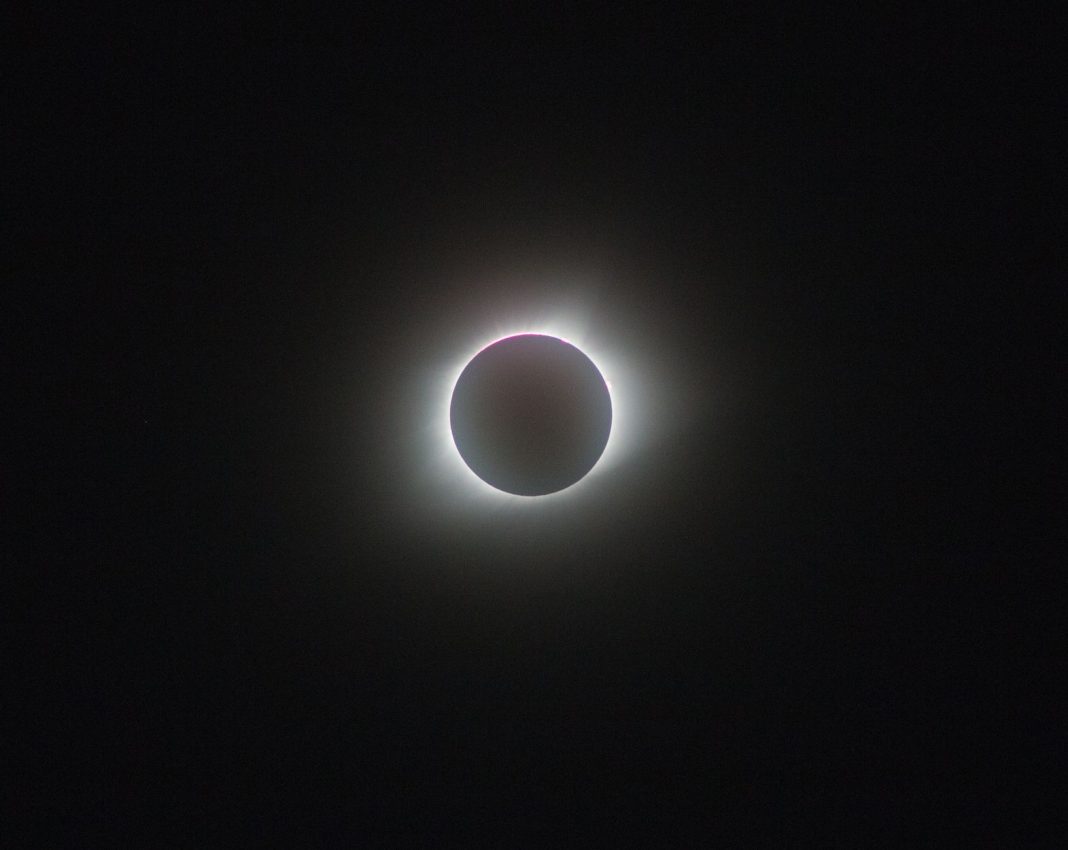 Eclipse solar con el disco del Sol casi cubierto por la Luna.