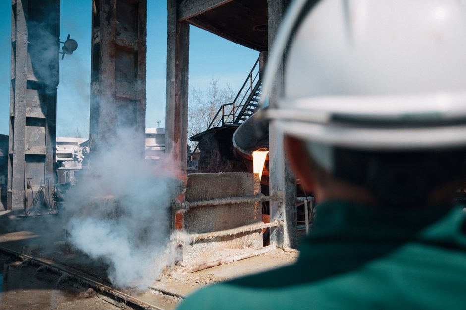 Maquinaria industrial en una nave de producción