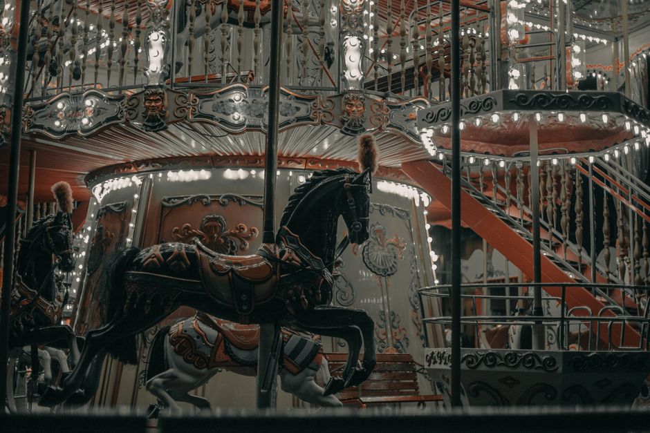 Recinto ferial nocturno con atracciones iluminadas