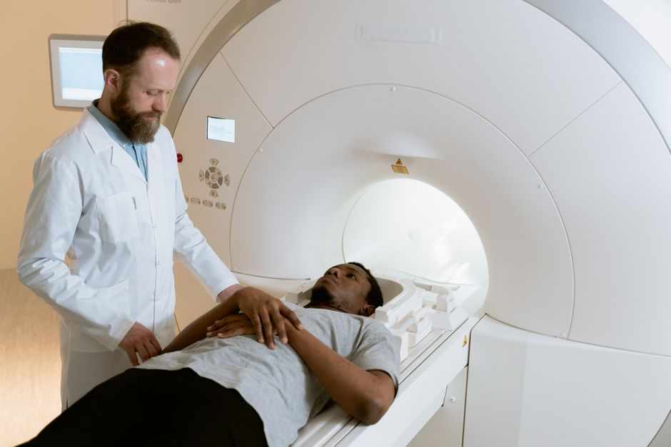 Sala de resonancia magnética moderna en un centro hospitalario