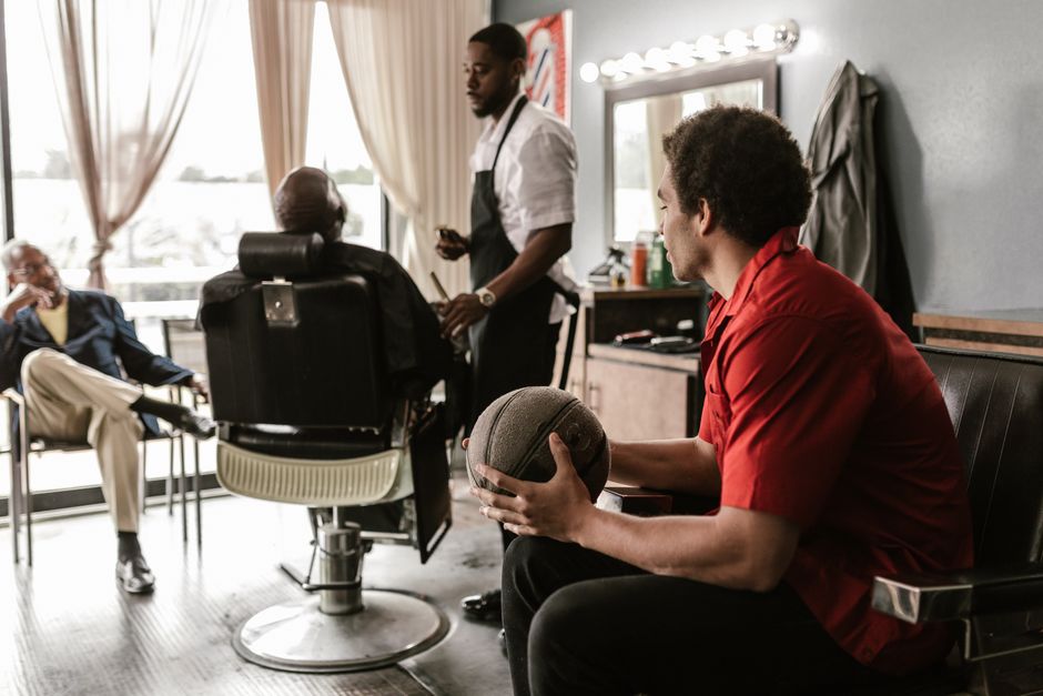 Interior de una peluquería moderna con sillón de barbero