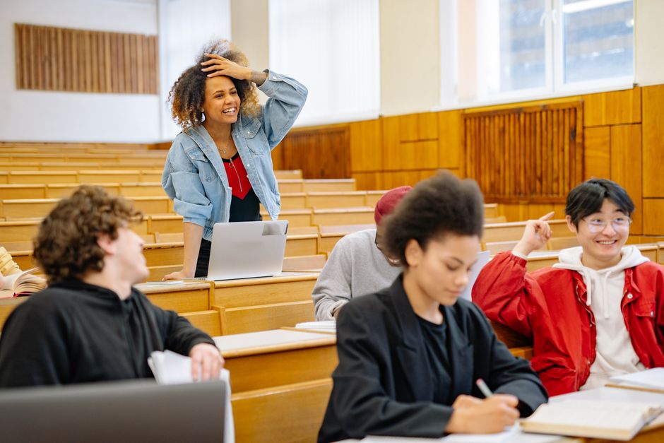 Aula universitaria con estudiantes en clase