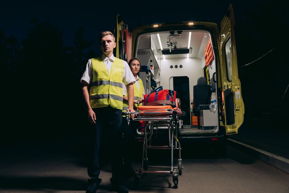 Luces de emergencia de un vehículo sanitario en una carretera nocturna